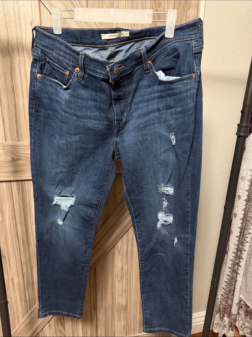Levi’s denim distressed boyfriend jeans size 31